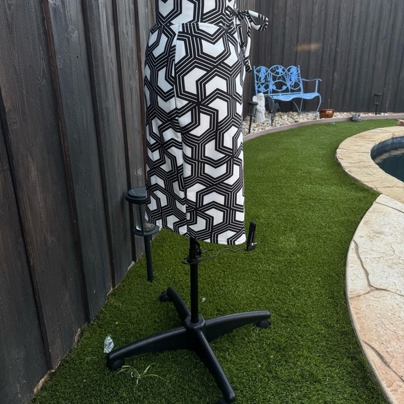 Classic Concepts Geometric Black and White Skirt Medium - Picture 6 of 6